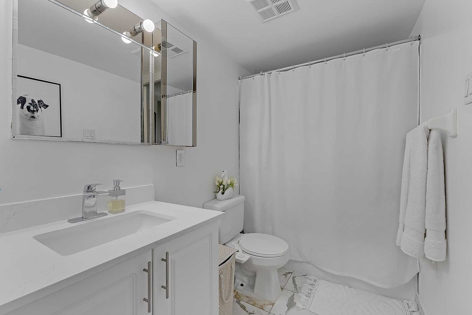 1 cuarto disponible para pareja o persona sola en un lujoso condominio en Kipling y Steeles, Toronto