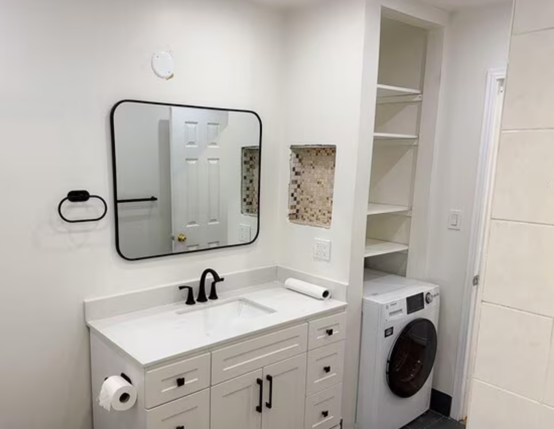 Preciosa casa de 3 dormitorios, renovaciones en toda la casa y 1 baño completo + 1 lavadora privada.