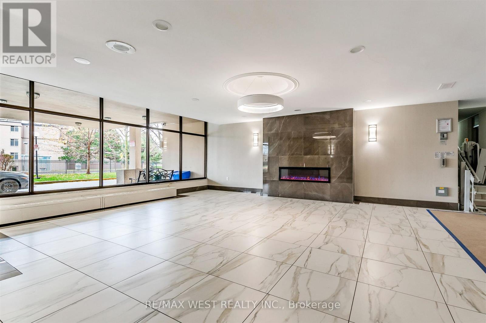 Amplio apartamento de 3 habitaciones cerca del Yorkdale Mall