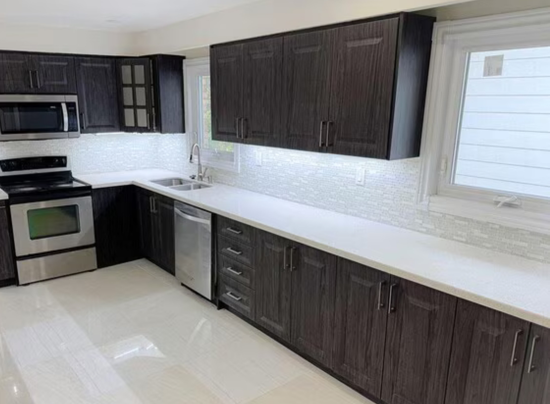Preciosa casa de 3 dormitorios, renovaciones en toda la casa y 1 baño completo + 1 lavadora privada.