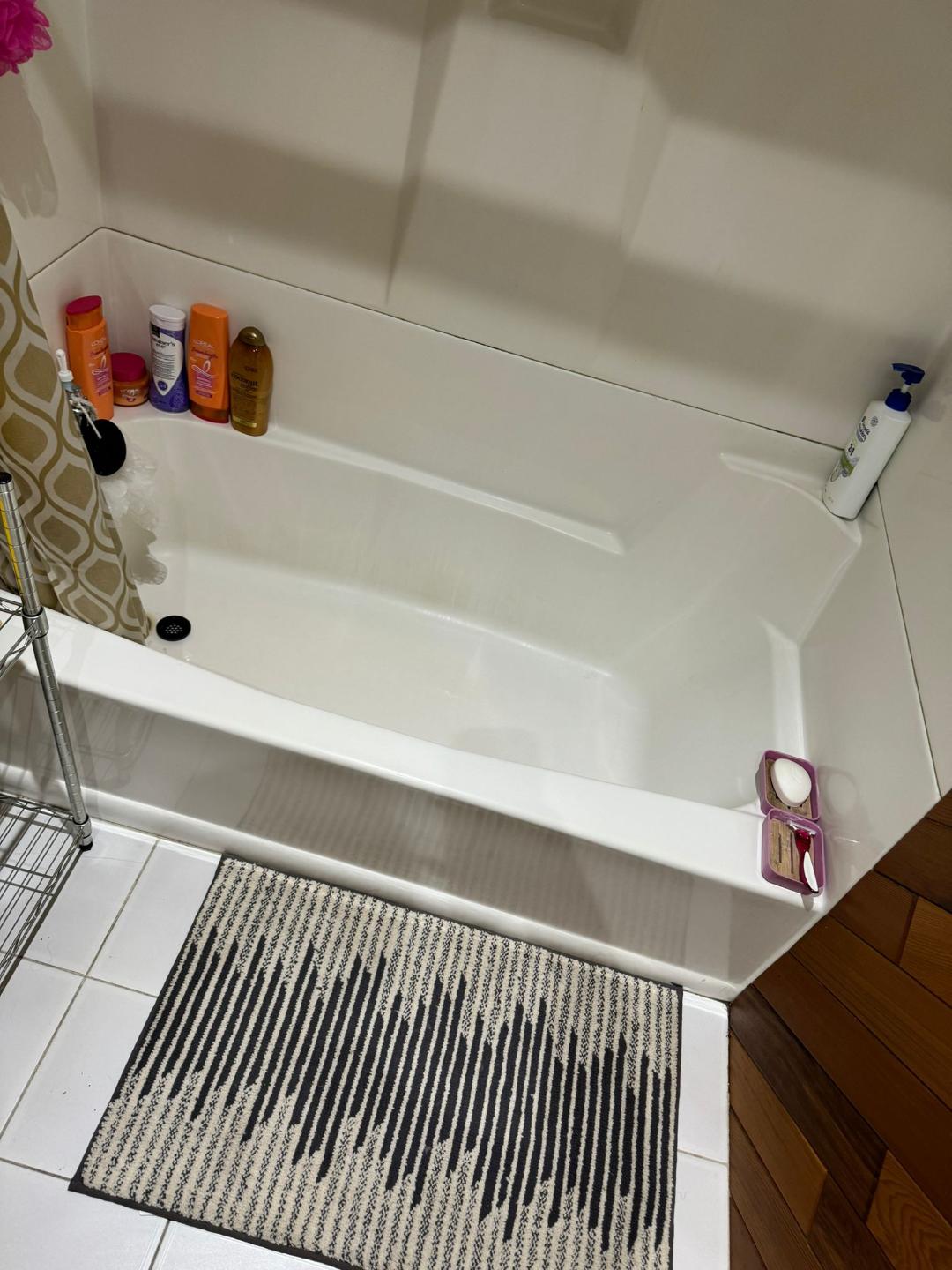Yonge-Finch Casa amueblada: primer piso; 3️⃣Recámaras; Baño completo con bañera