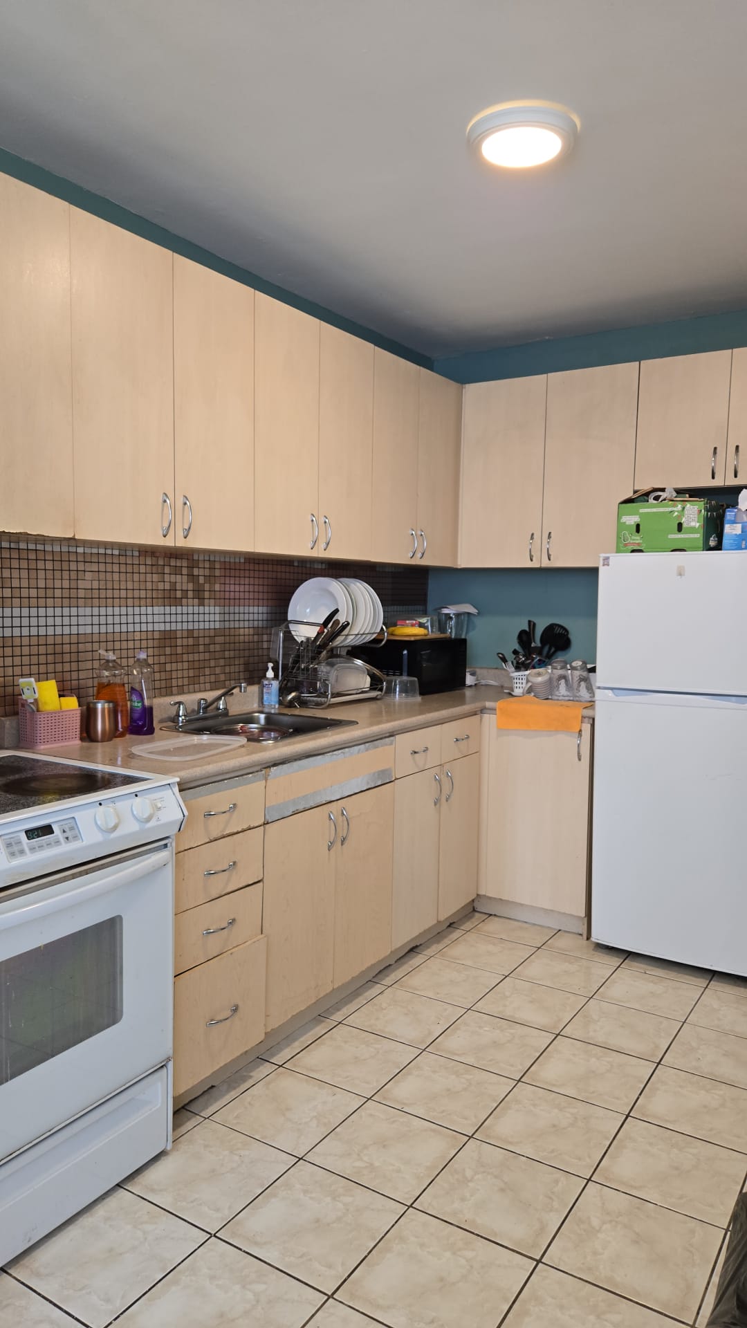 Habitación privada todo incluido 900$  Eglinton and keele available November 1   room for rent