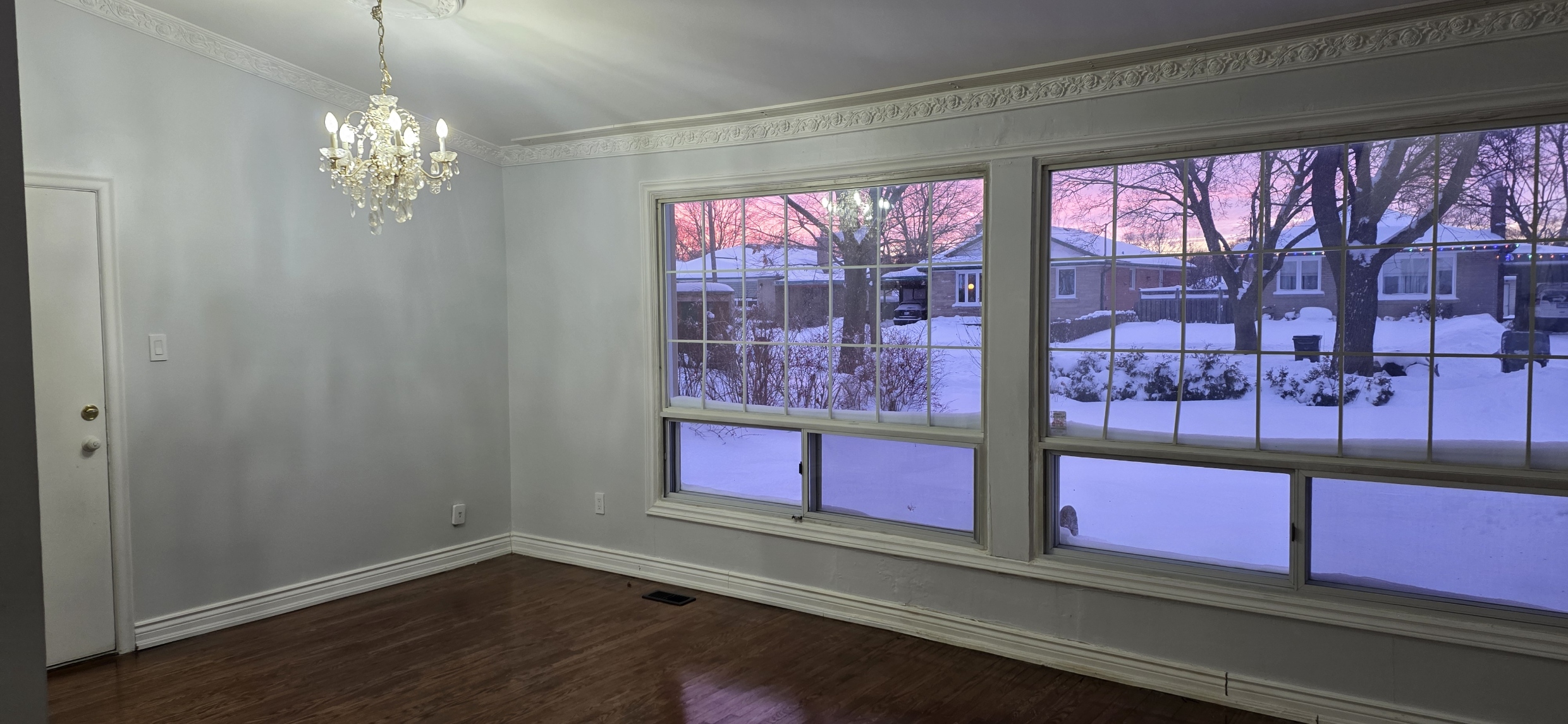 Casa 3 Habitaciones en Planta Principal – | Albion & Islington | 2 Estacionamientos