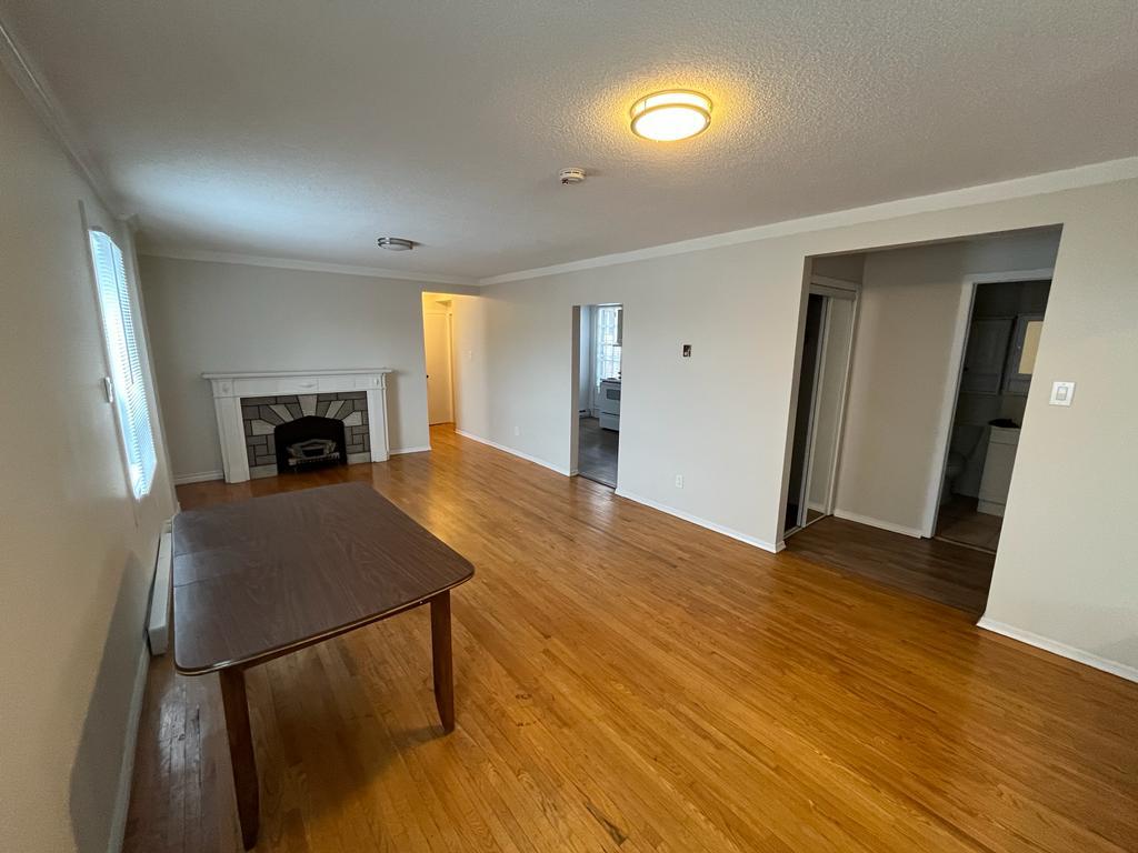 Apartamento con 2 dormitorios con balcon. $2400 + hydro
