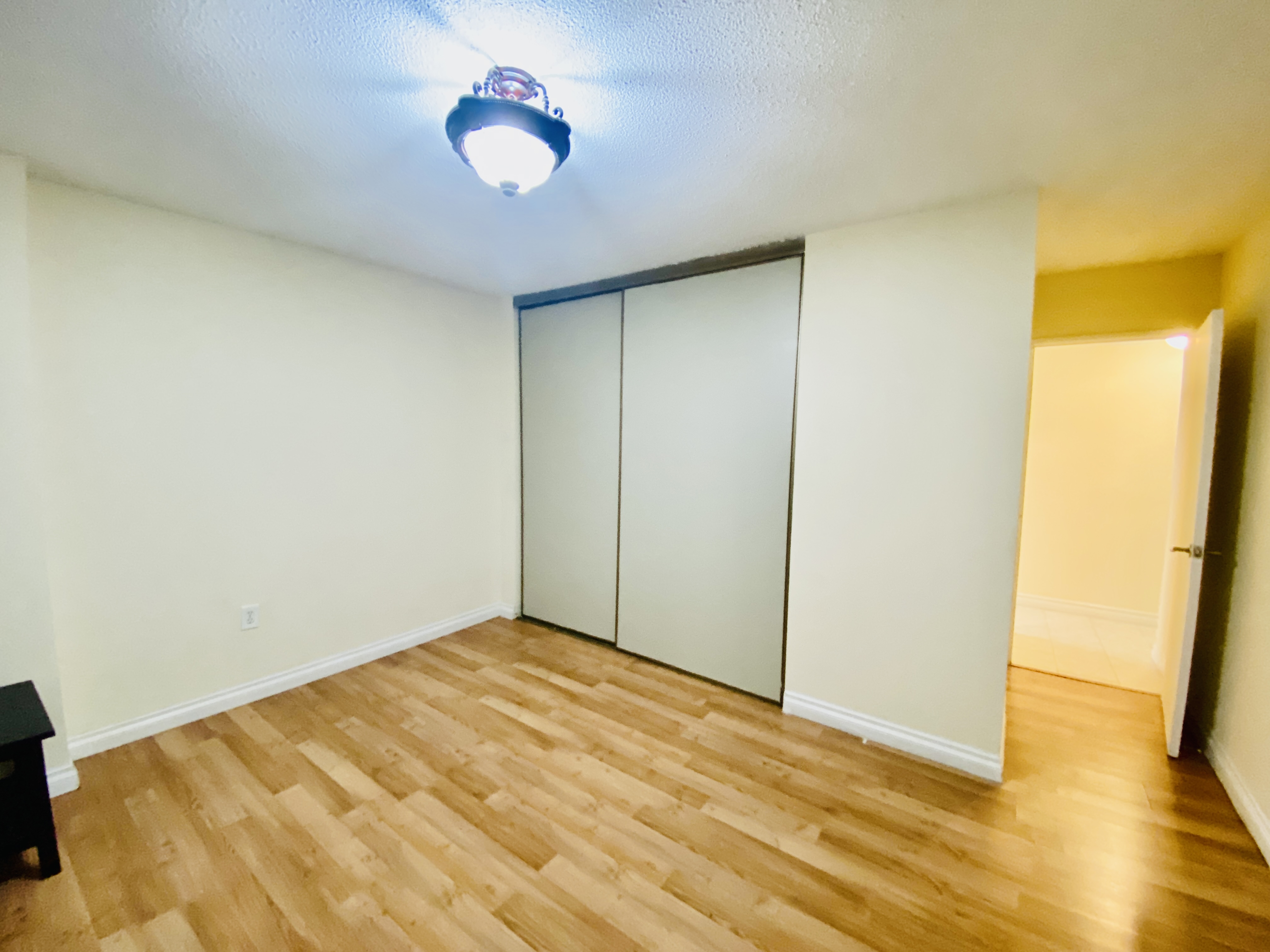 RENTO APARTAMENTO GRANDE EN ETOBICOKE DISPONIBLE YA TODO INCUIDO