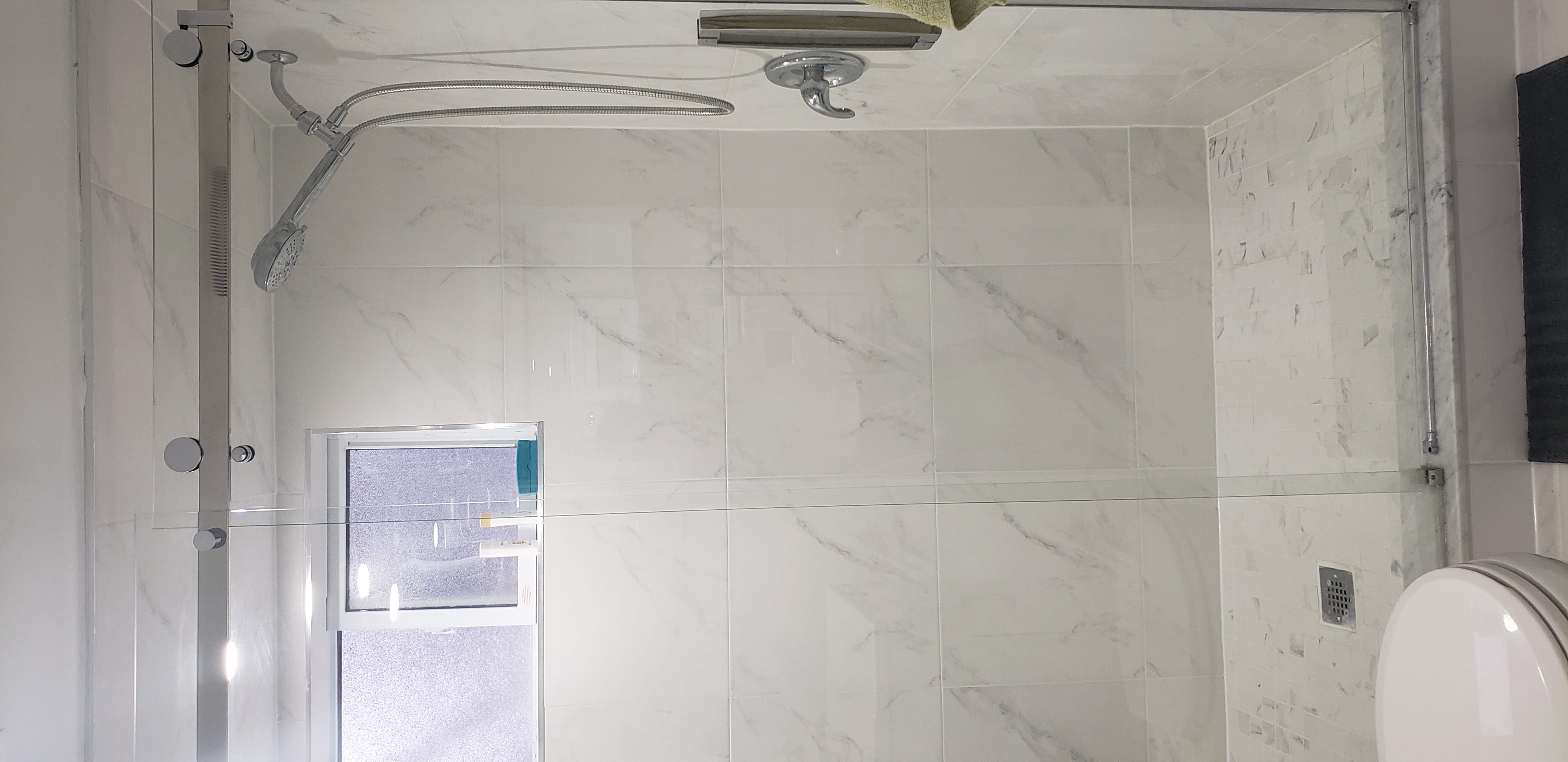 SE RENTA HABITACIÓN AMOBLADA EN BASEMENT