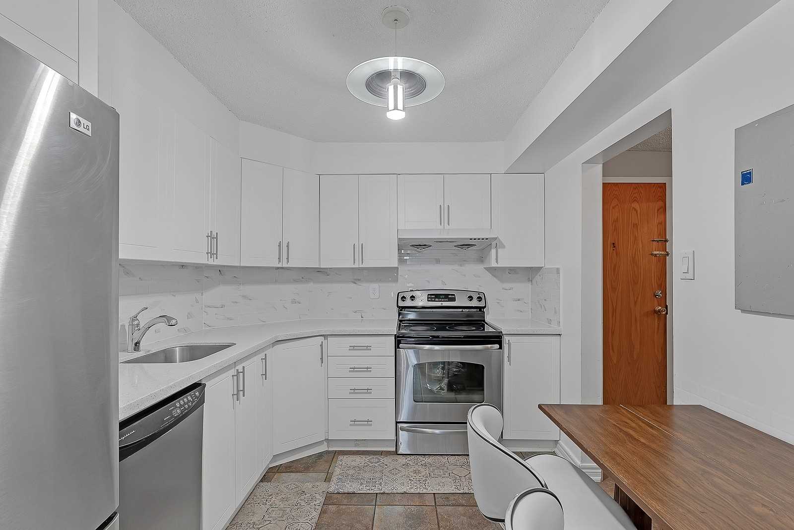 1 cuarto disponible Kipling  and steeles Lujoso condominio