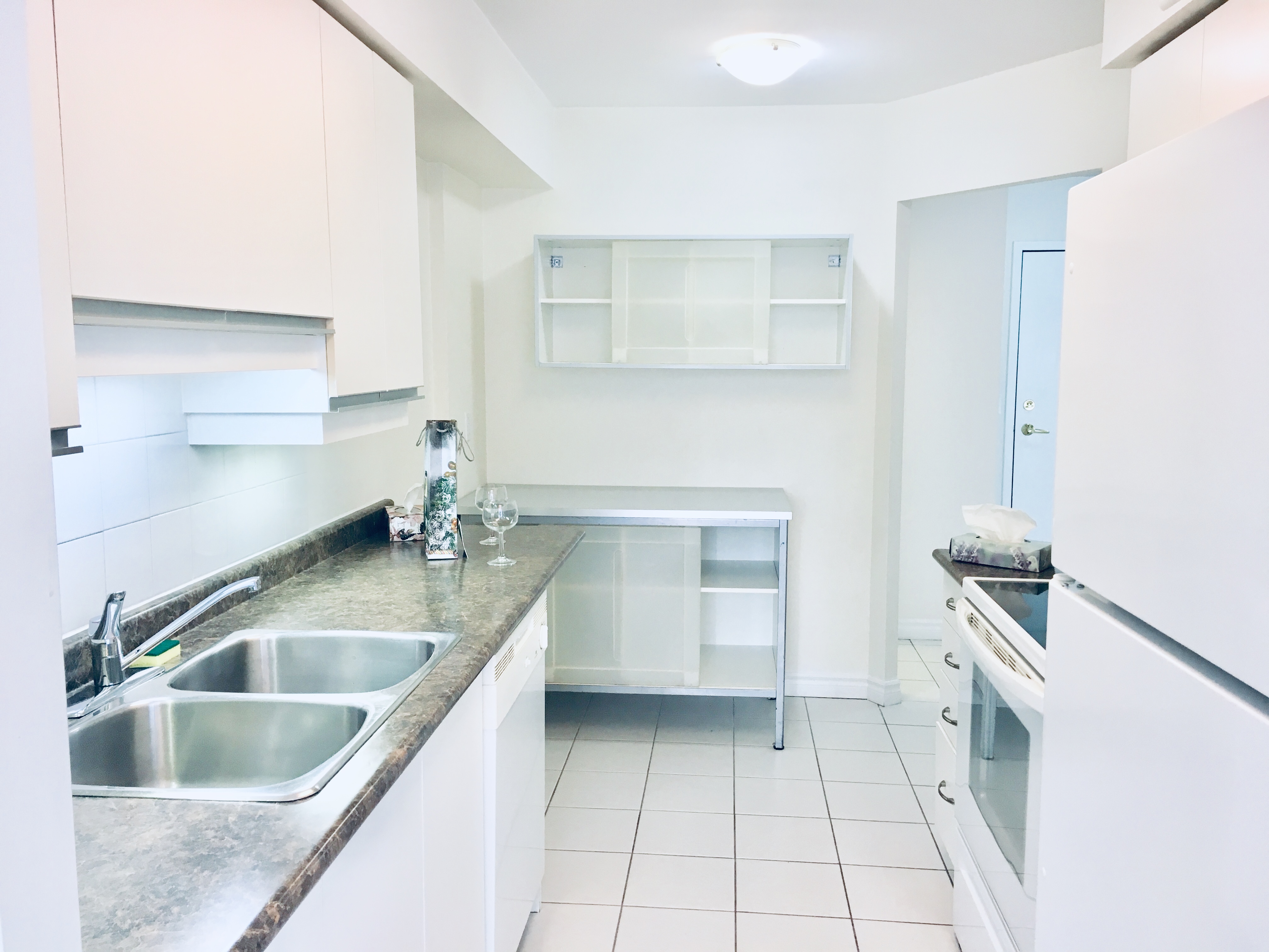 DISPONIBLE AHORA — APARTAMENTO GRANDE TODO INCLUIDO EN EL CENTRO DE MISSISSAUGA.