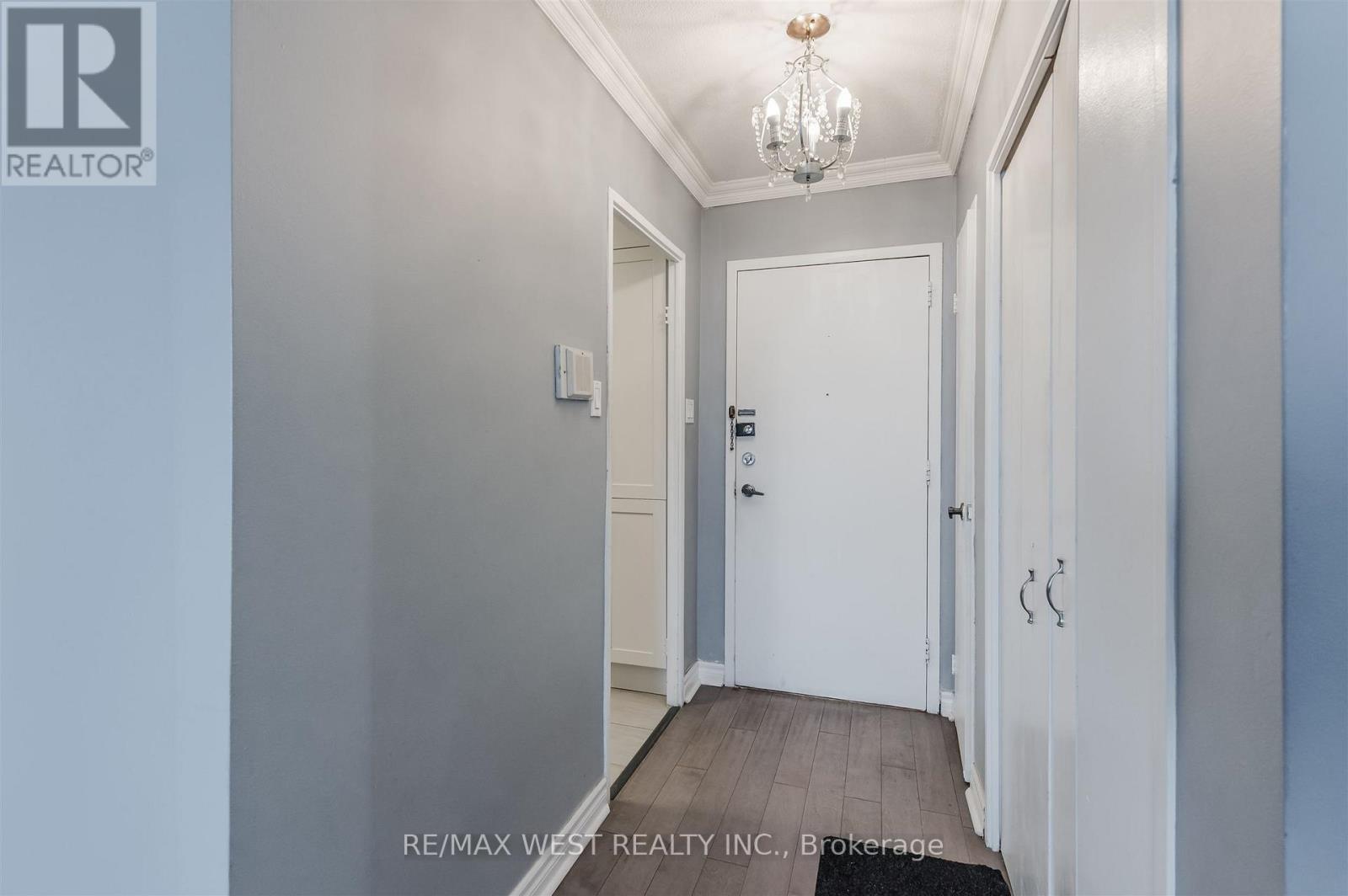 Amplio apartamento de 3 habitaciones cerca del Yorkdale Mall