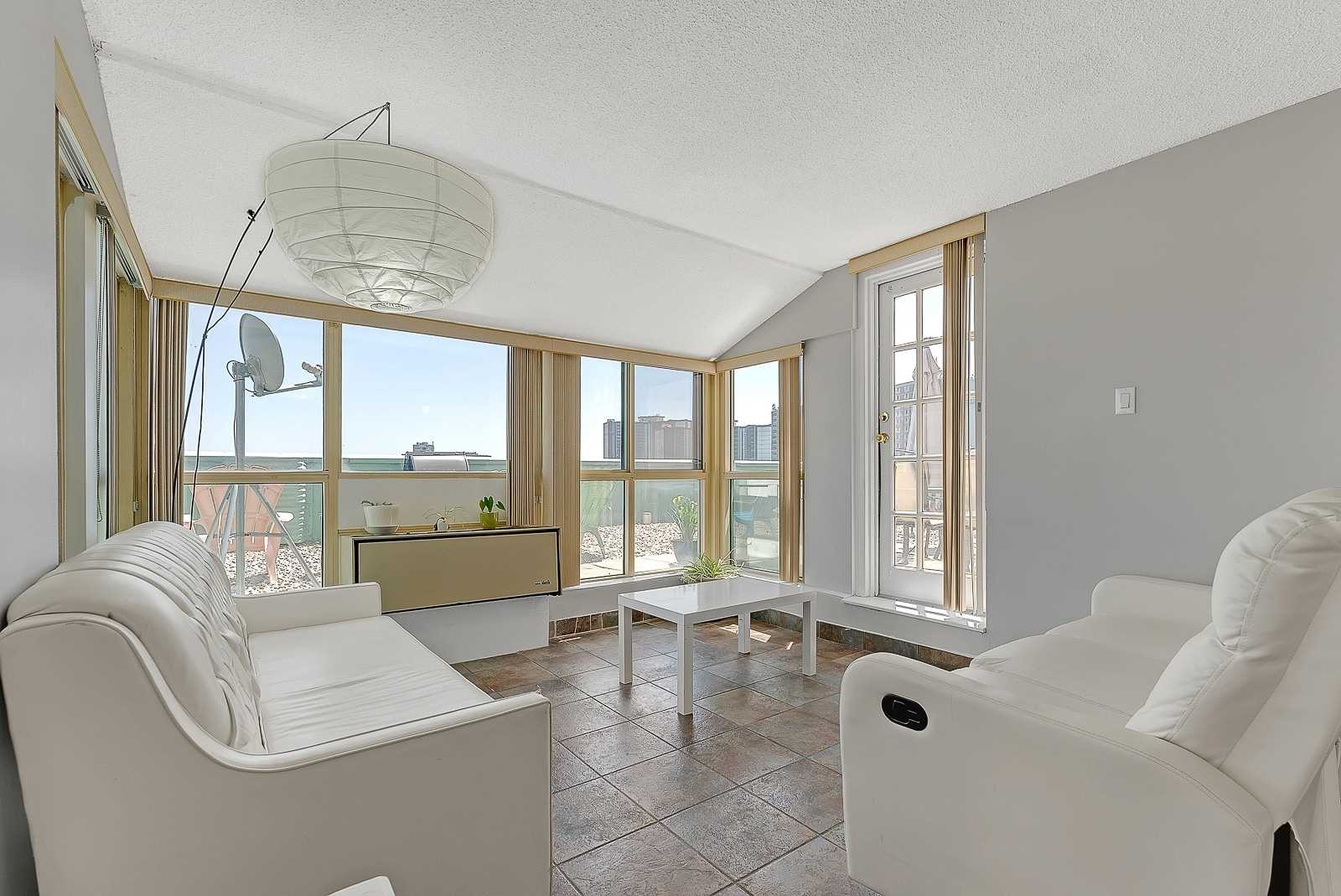 1 cuarto disponible Kipling  and steeles Lujoso condominio