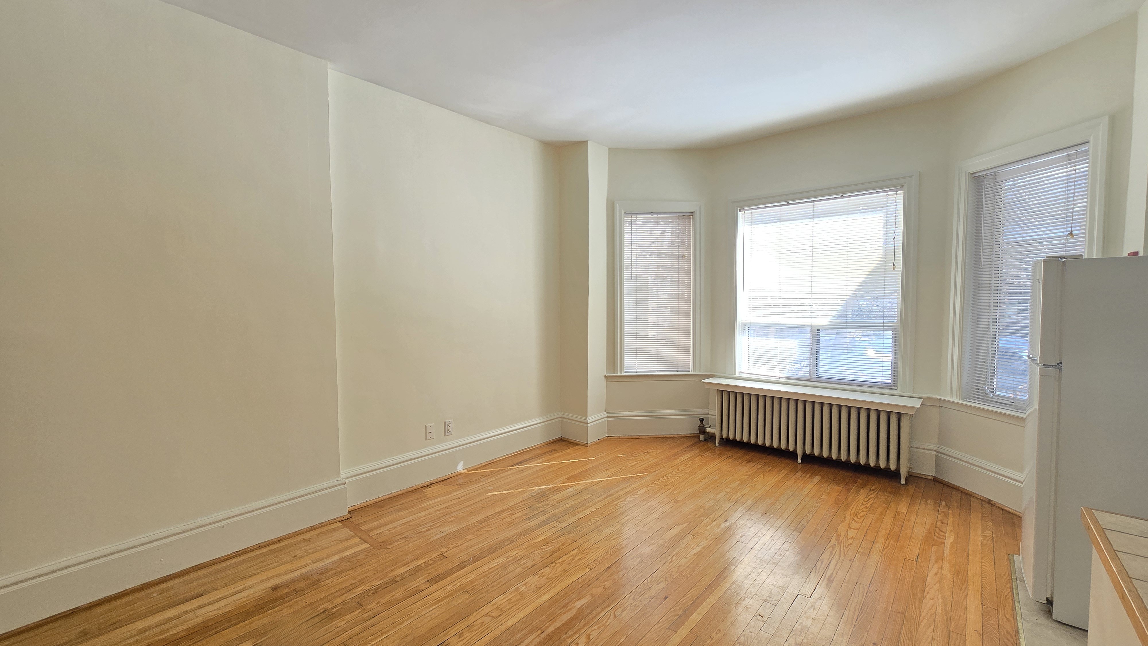 Main Floor Bachelor For Lease - St. Clair Ave. W. & Avenue Rd