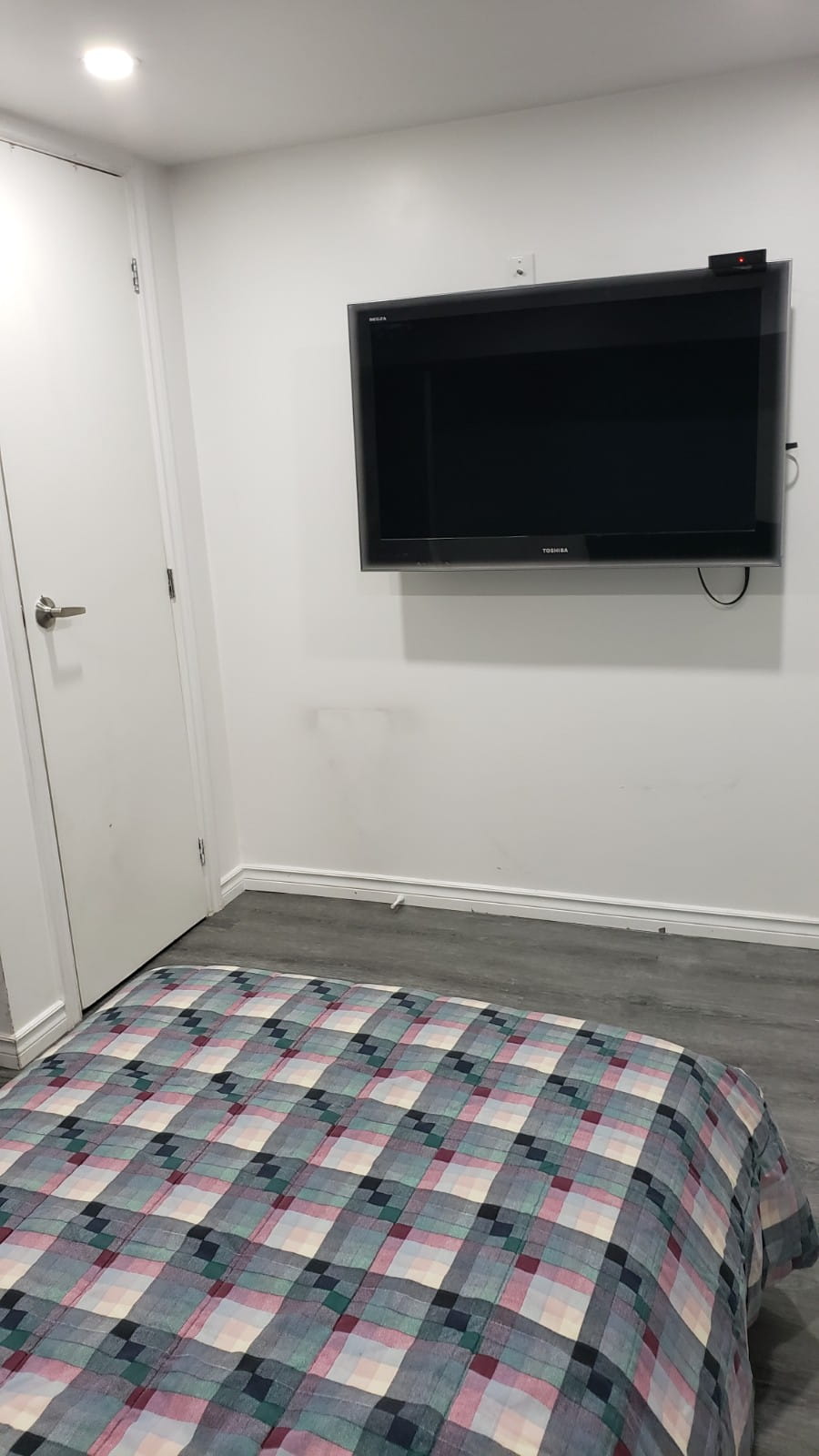 SE RENTA HABITACIÓN AMOBLADA EN BASEMENT