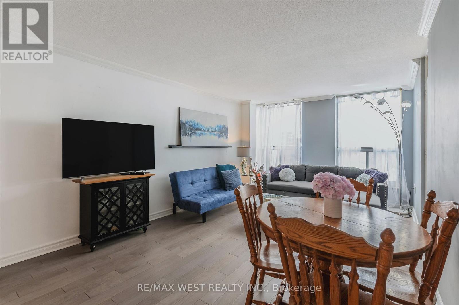 Amplio apartamento de 3 habitaciones cerca del Yorkdale Mall