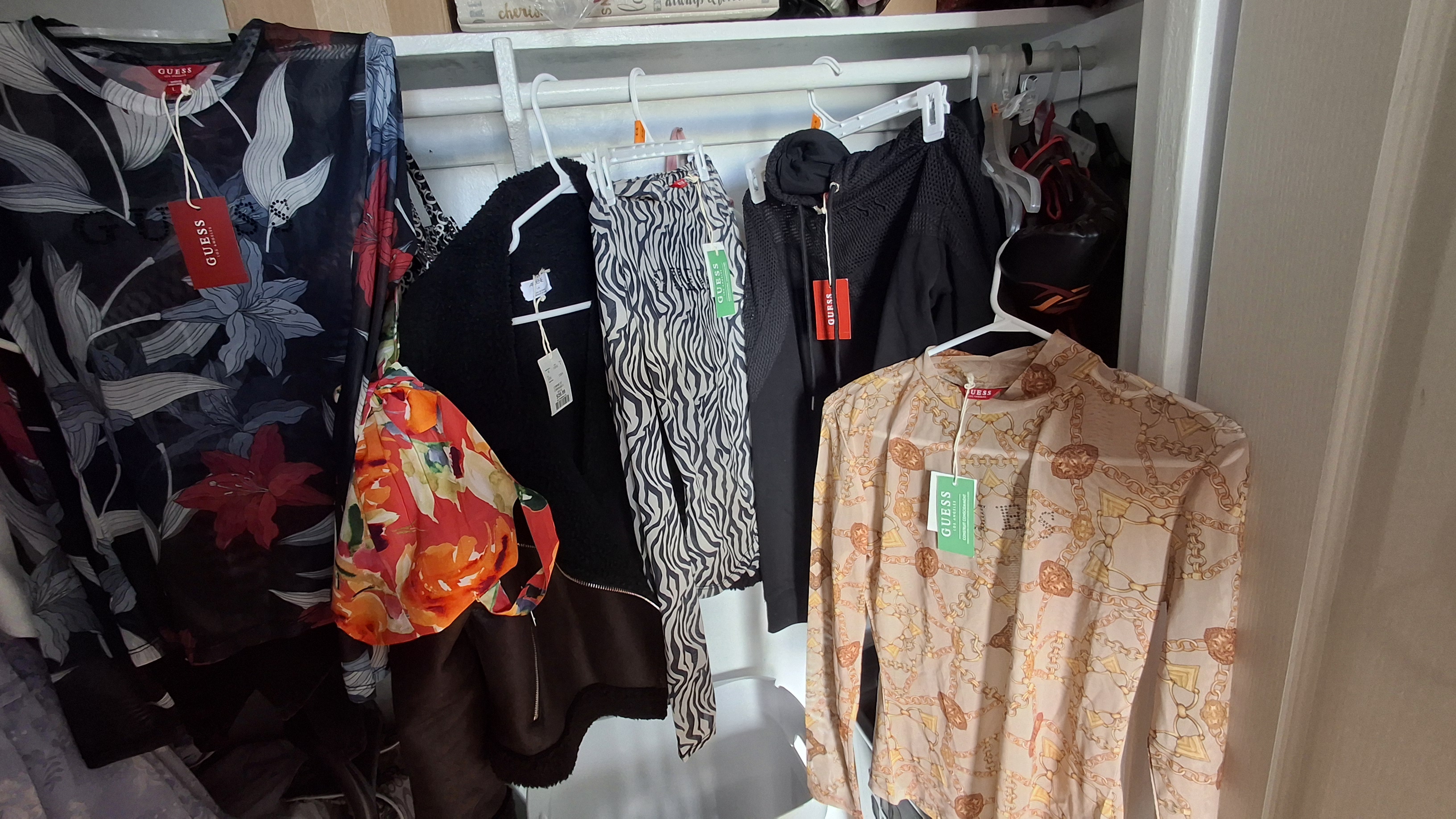 Blusas talla M .Guess de mujer y jacket shearling o de cuero marca Ardene