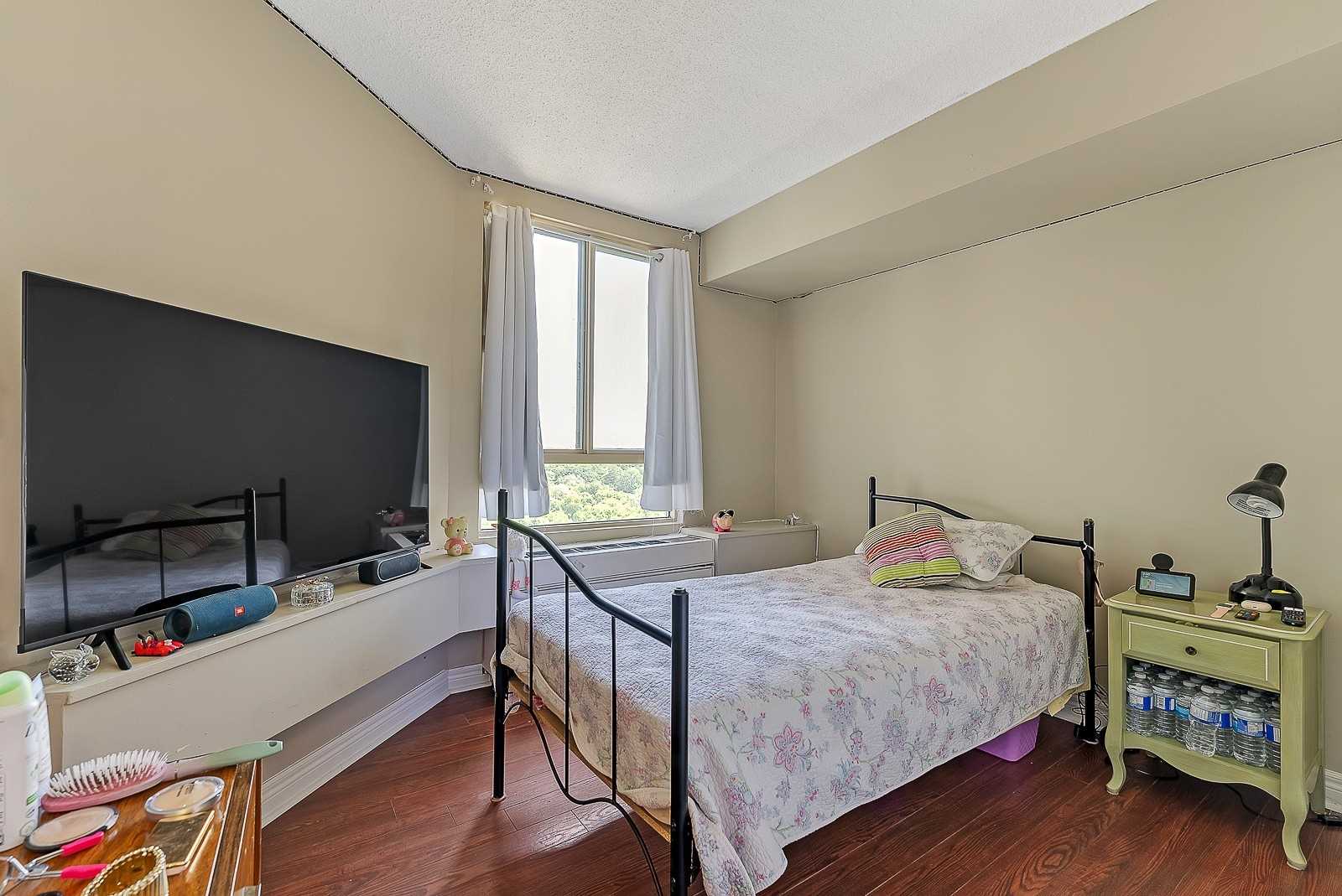 1 cuarto disponible Kipling  and steeles Lujoso condominio