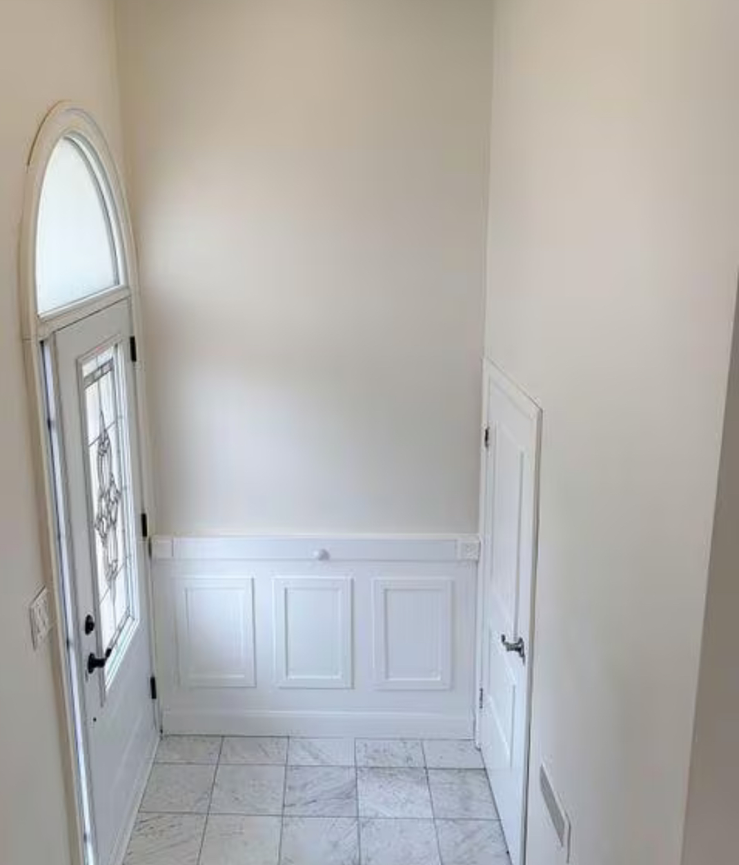 Preciosa casa de 3 dormitorios, renovaciones en toda la casa y 1 baño completo + 1 lavadora privada.