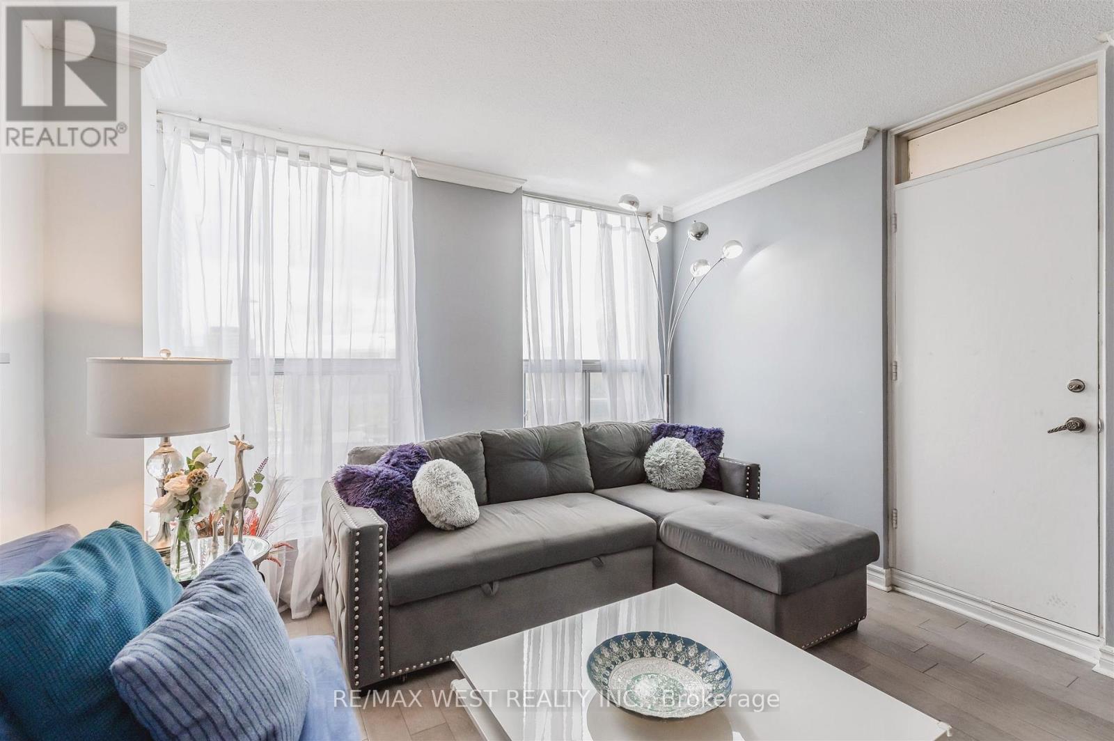 Amplio apartamento de 3 habitaciones cerca del Yorkdale Mall