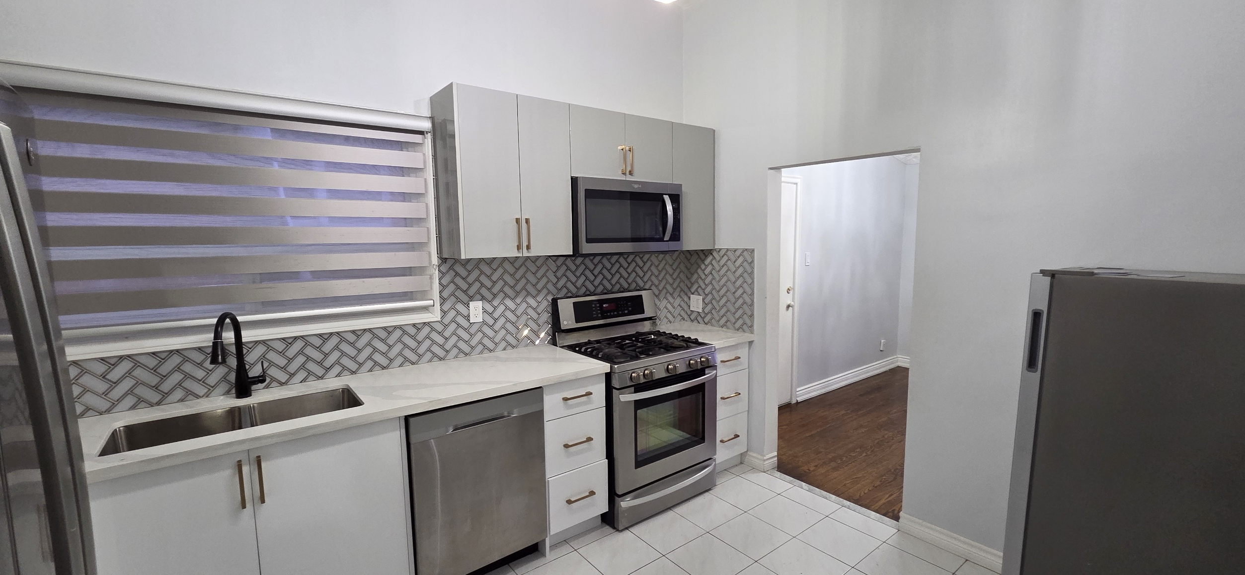 Casa 3 Habitaciones en Planta Principal – | Albion & Islington | 2 Estacionamientos