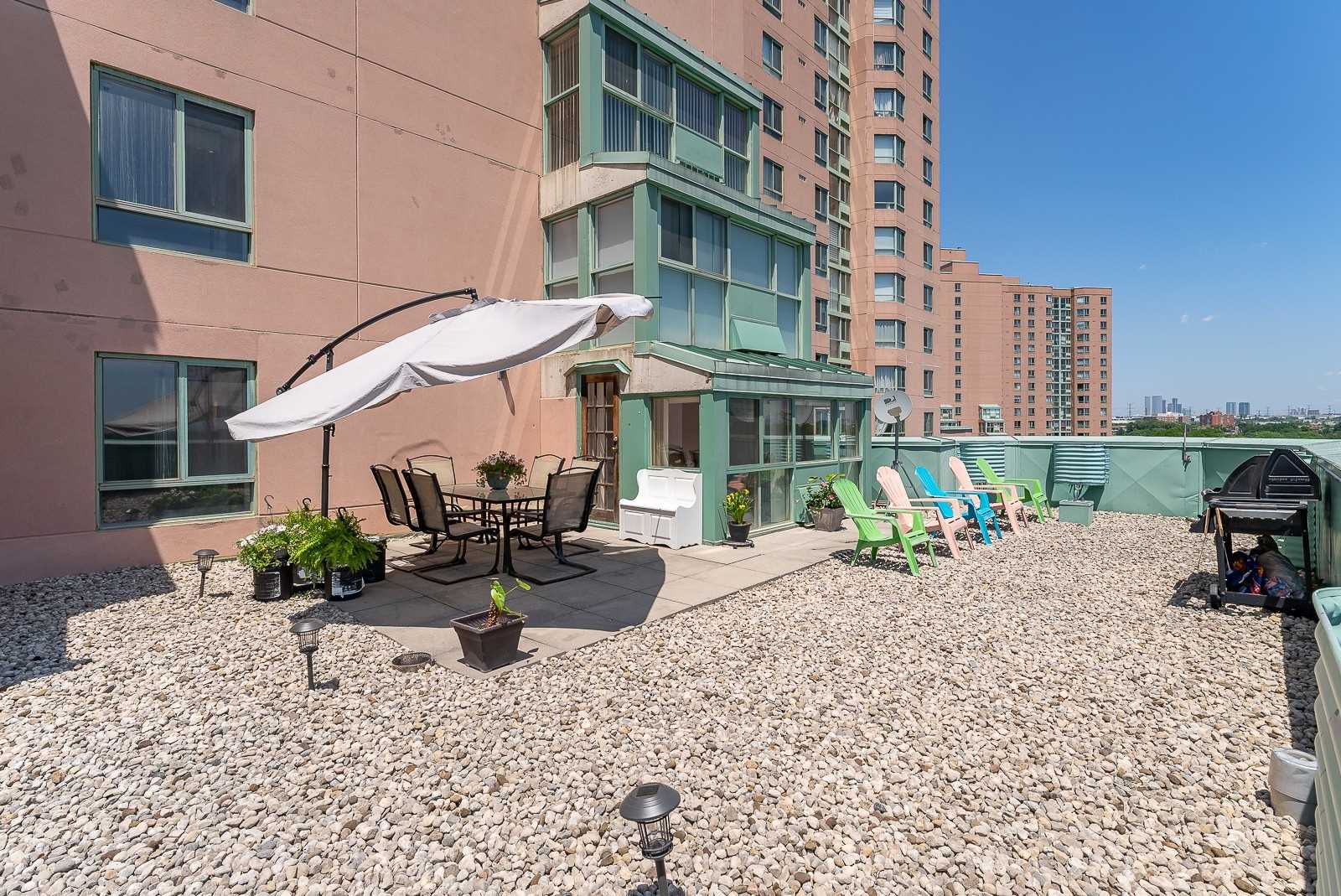 1 cuarto disponible Kipling  and steeles Lujoso condominio