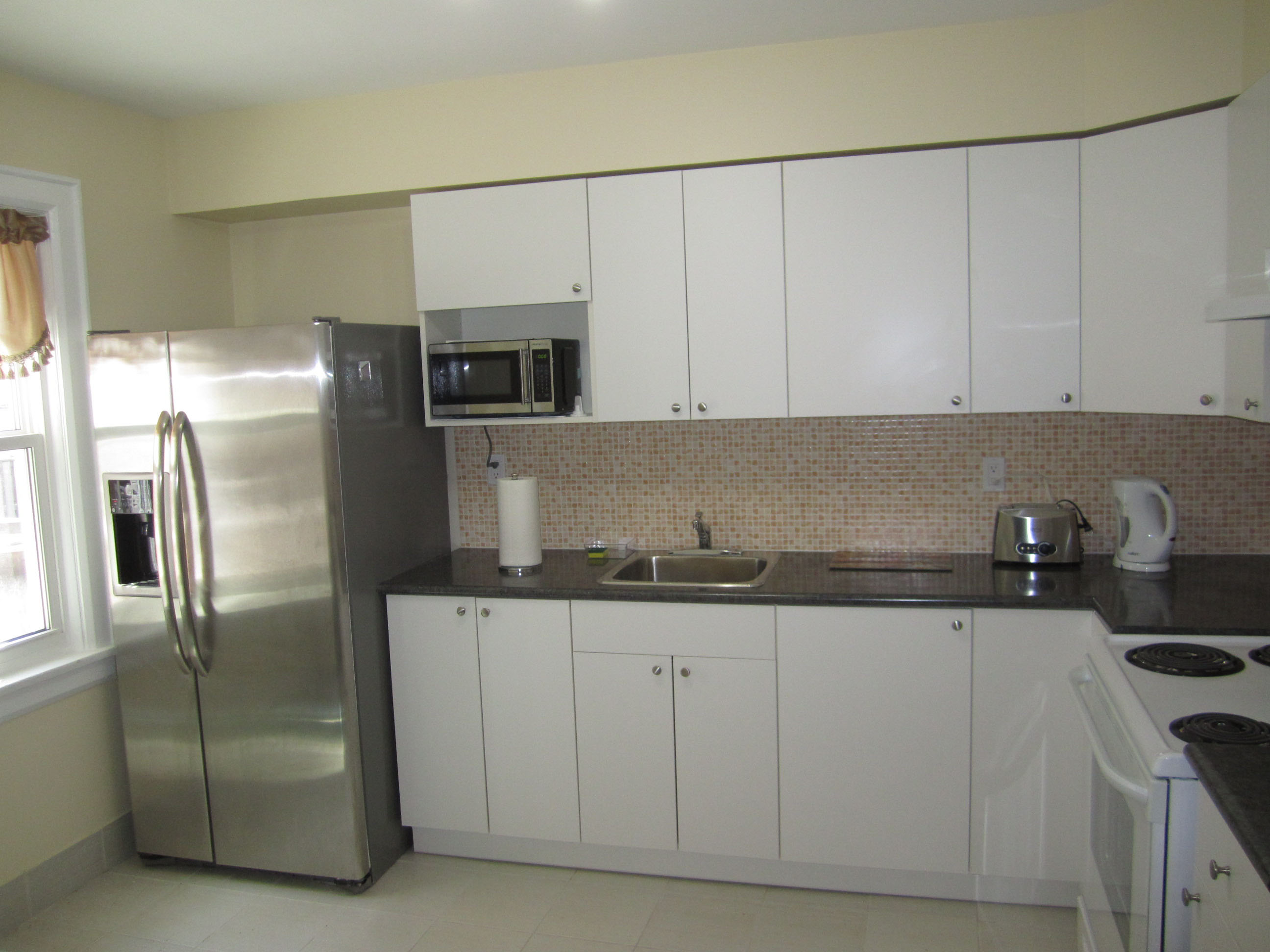 FOR RENT: Bright Large FURNISHED ROOM (Toronto, SBW Ossington & Bloor str)