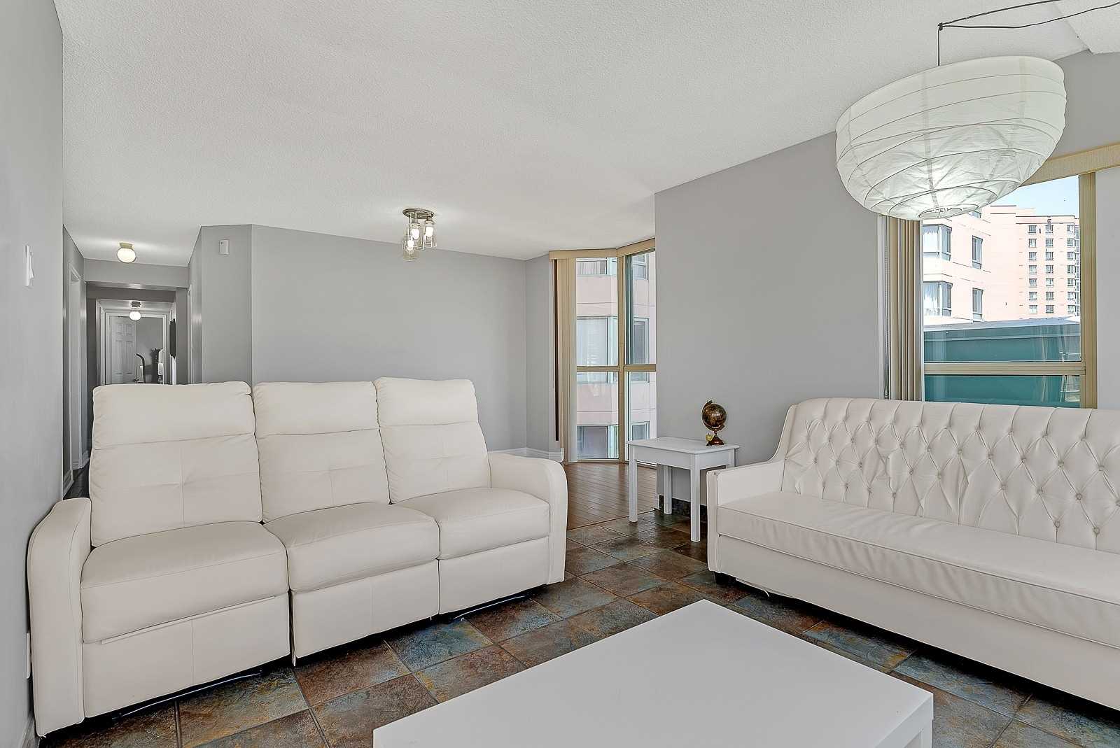 1 cuarto disponible Kipling  and steeles Lujoso condominio