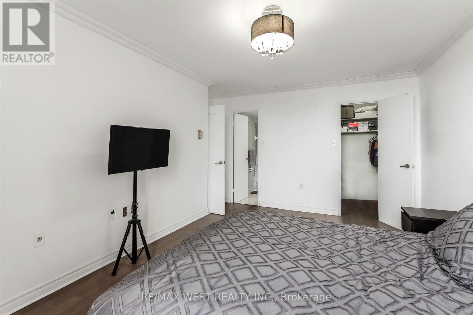 Amplio apartamento de 3 habitaciones cerca del Yorkdale Mall