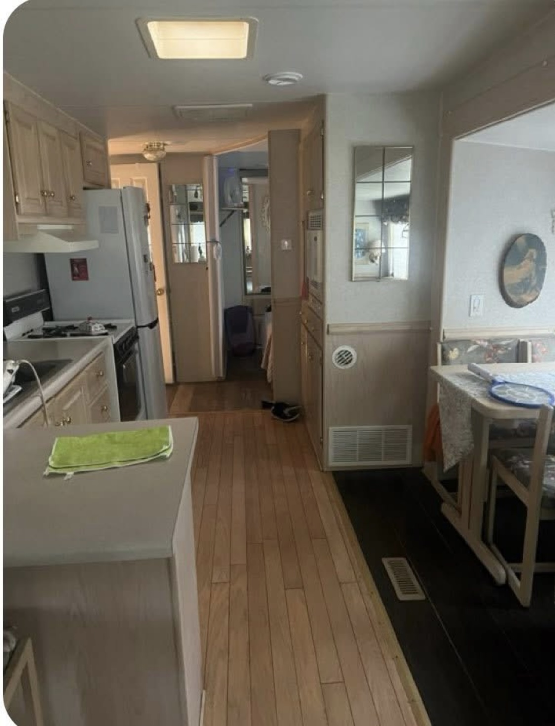 Trailer con adición de Venta
