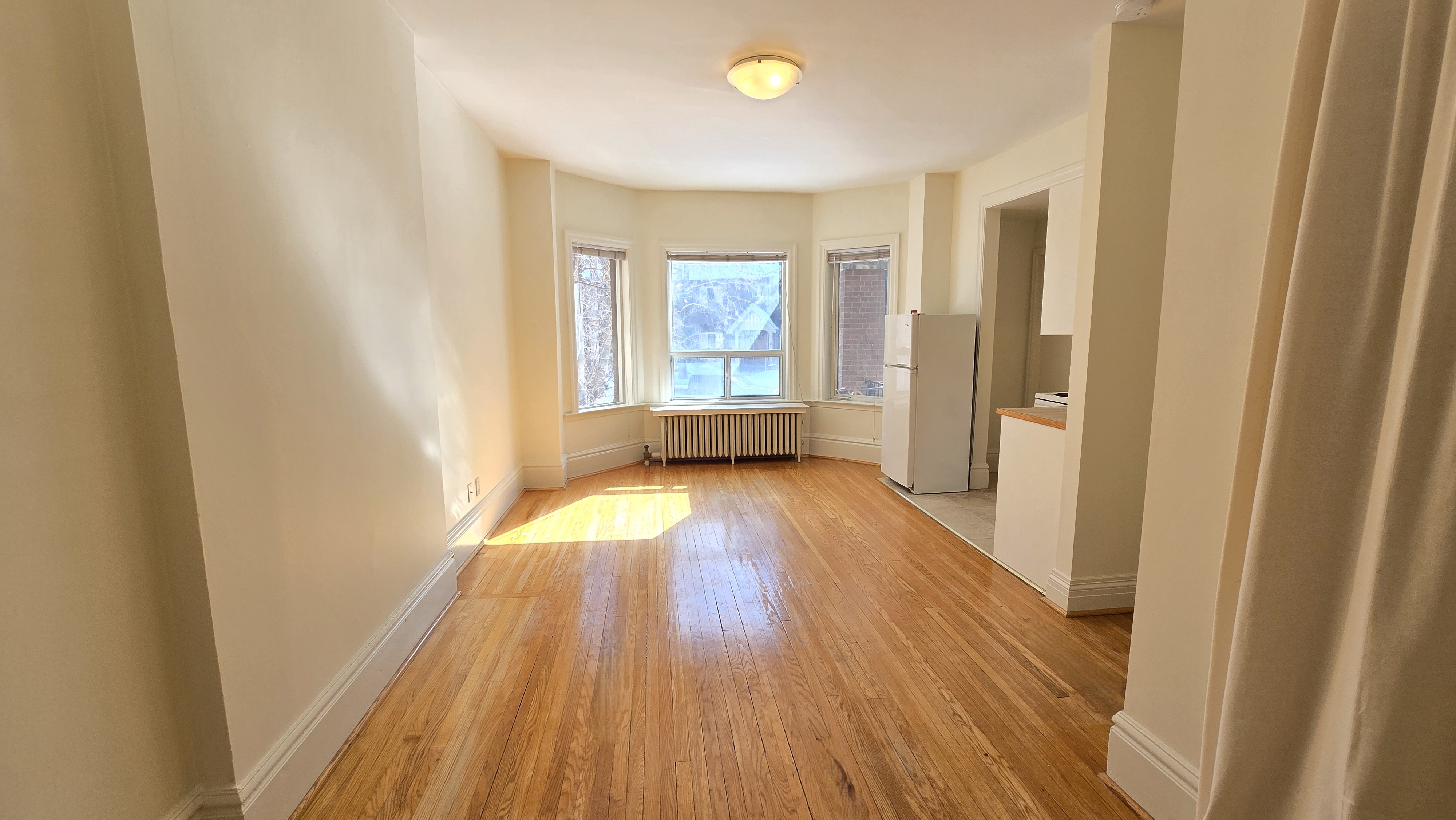Main Floor Bachelor For Lease - St. Clair Ave. W. & Avenue Rd