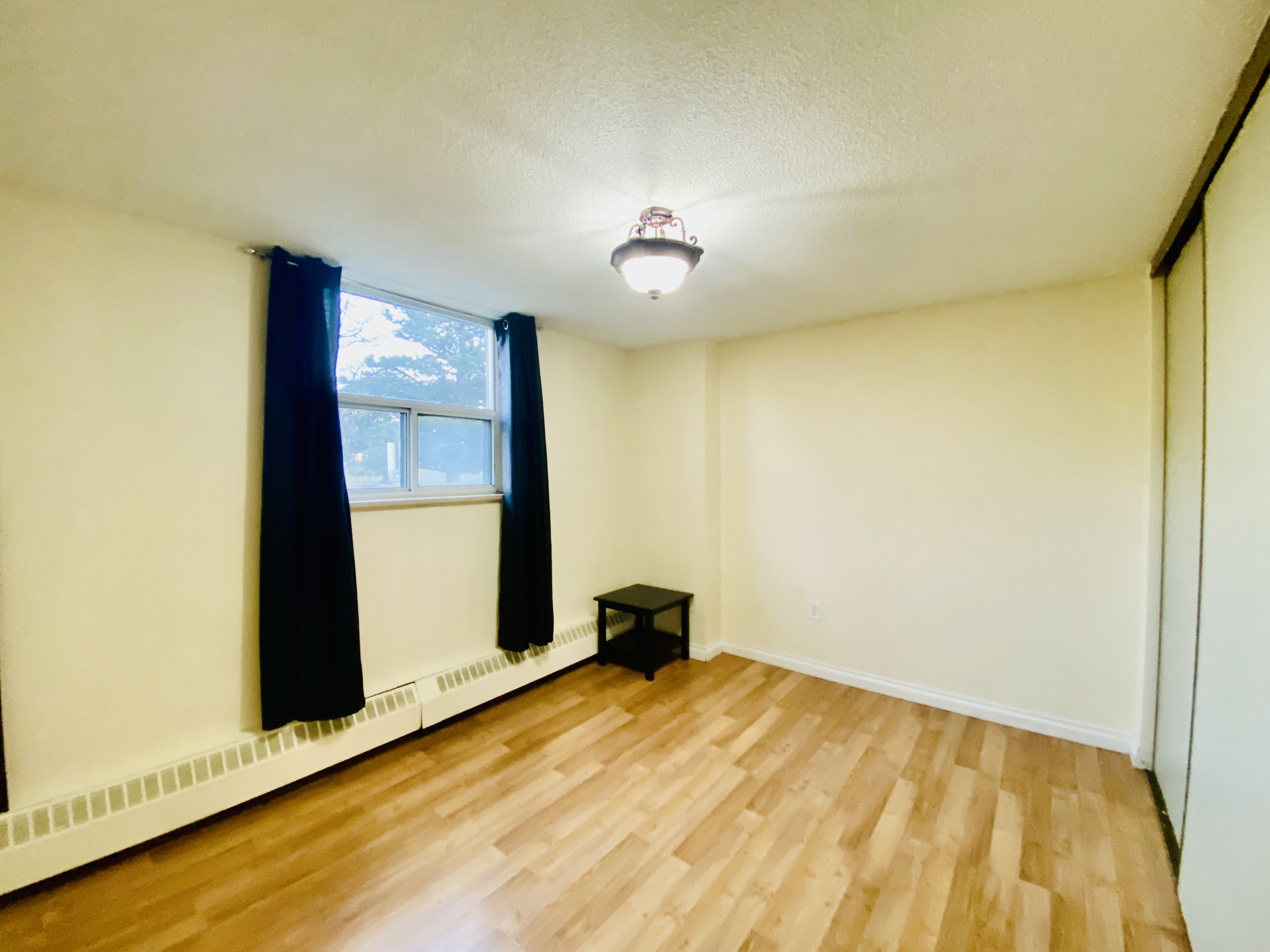 RENTO APARTAMENTO GRANDE EN ETOBICOKE DISPONIBLE YA TODO INCUIDO