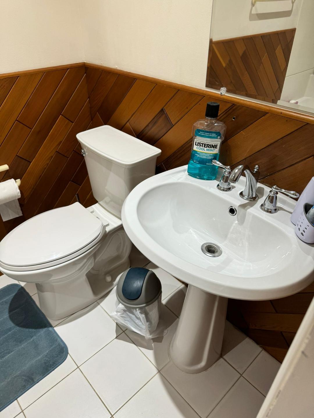 Yonge-Finch Casa amueblada: primer piso; 3️⃣Recámaras; Baño completo con bañera