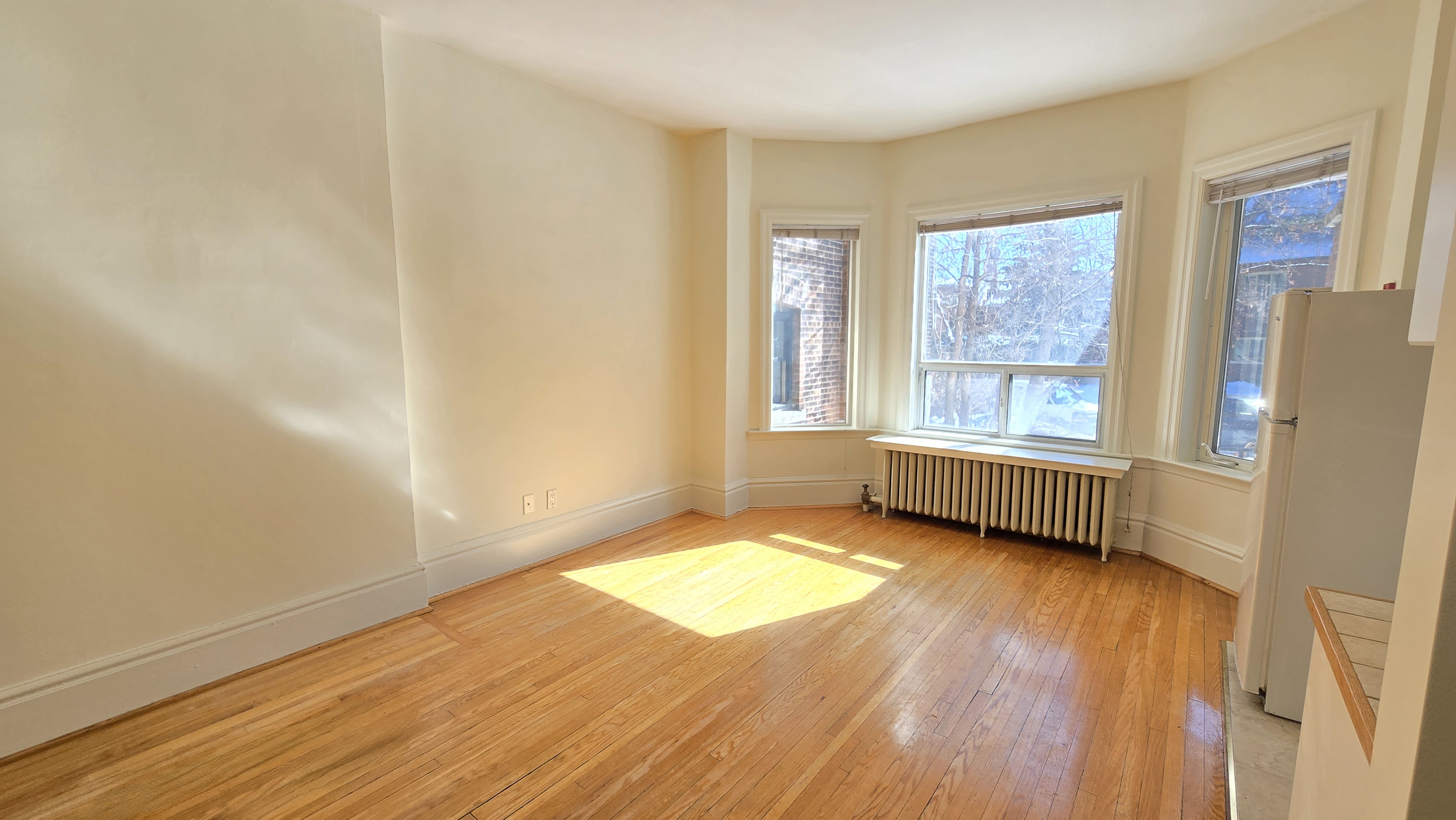 Main Floor Bachelor For Lease - St. Clair Ave. W. & Avenue Rd