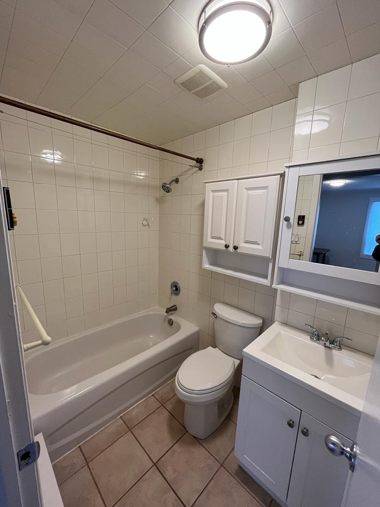 Apartamento con 2 dormitorios con balcon. $2400 + hydro