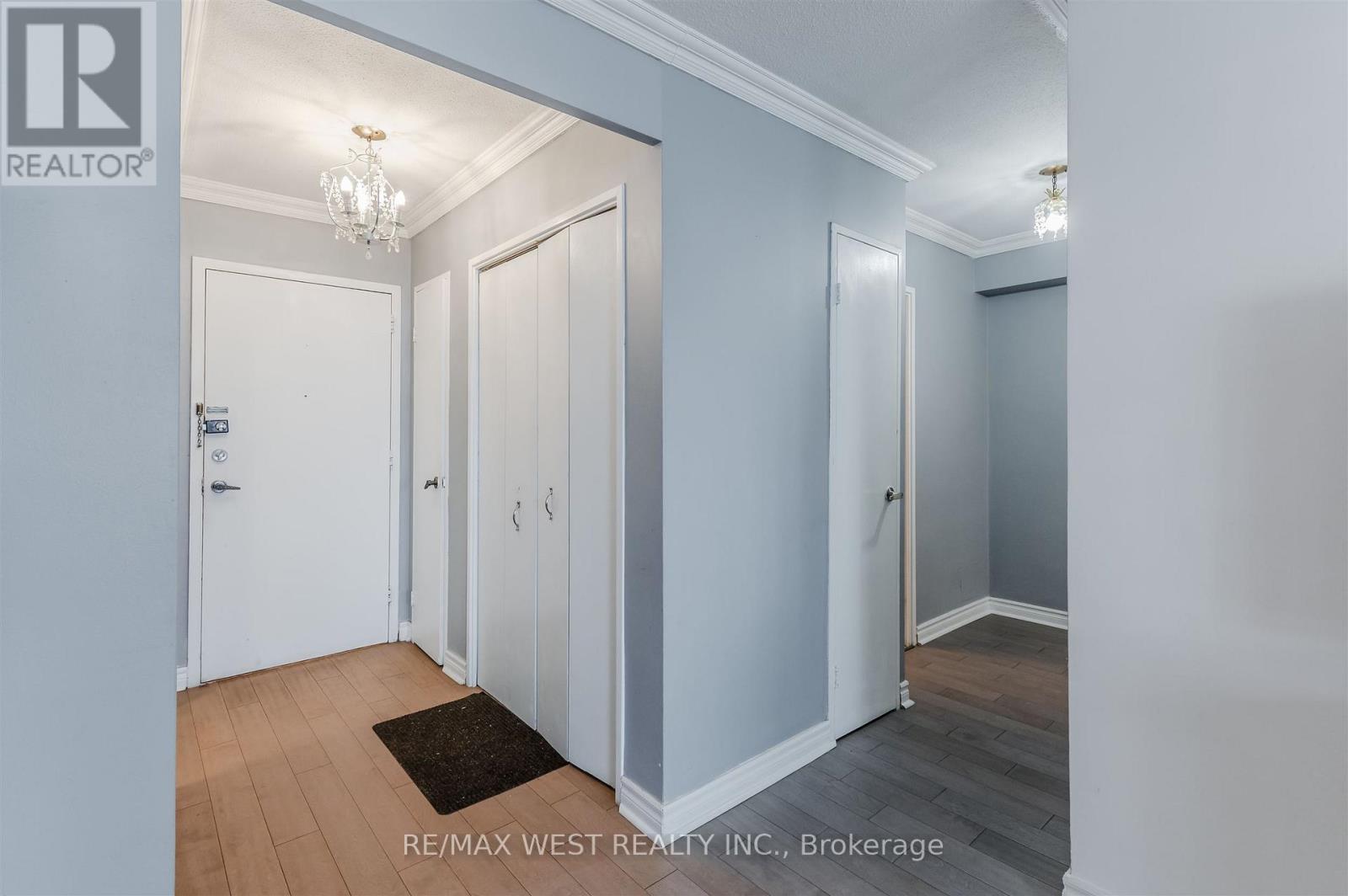 Amplio apartamento de 3 habitaciones cerca del Yorkdale Mall