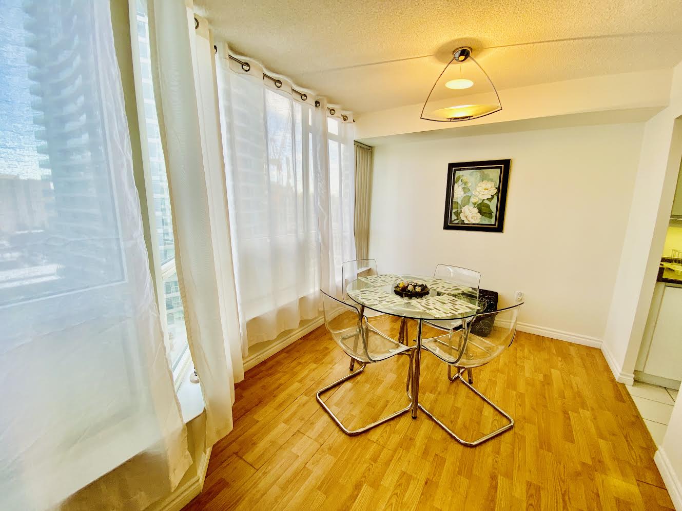 MISSISSAUGA CITY CENTRE: APARTAMENTO AMUEBLADO GRANDE CON TODAS LAS UTILIDADES INCLUIDAS