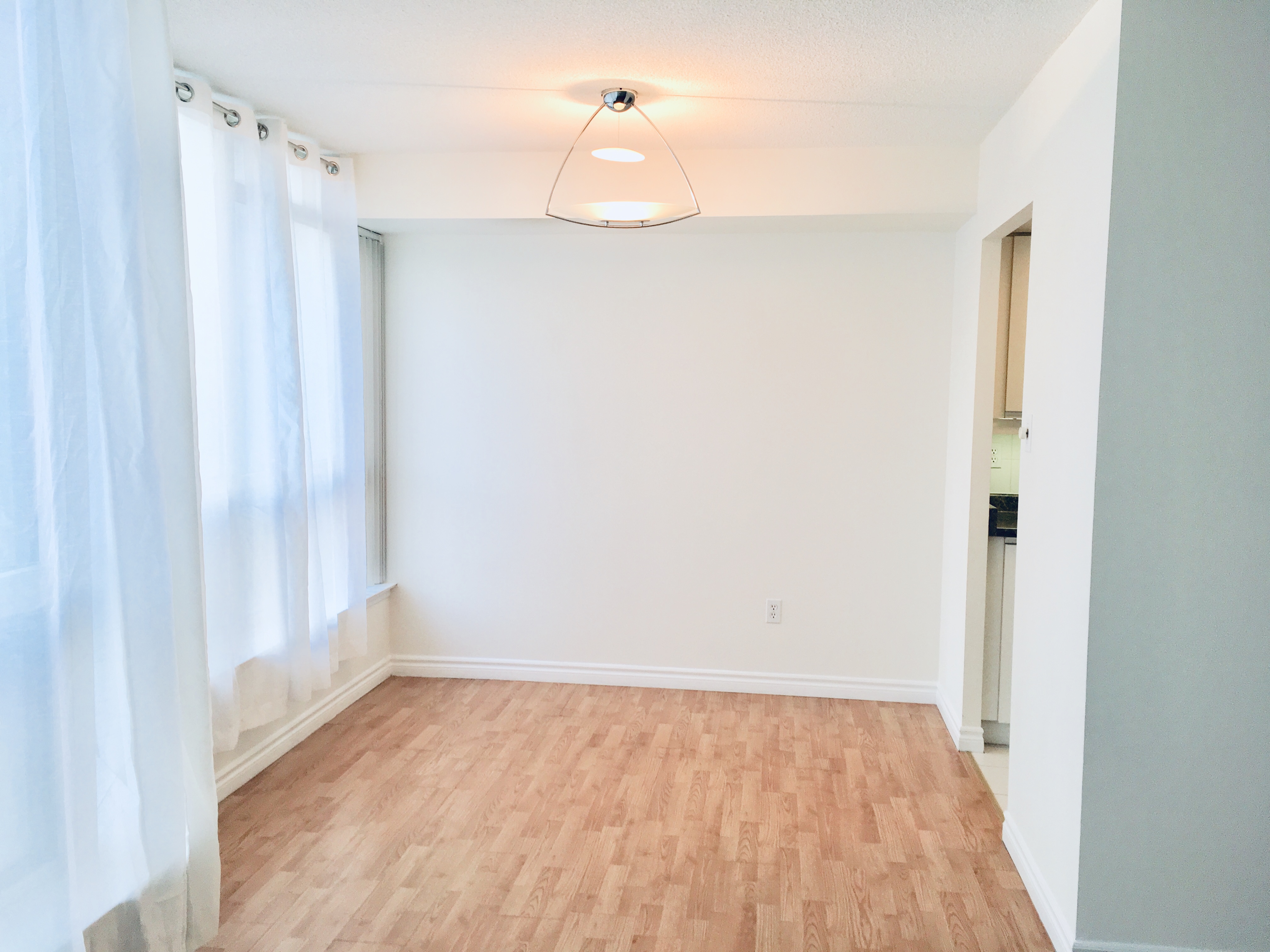 DISPONIBLE AHORA — APARTAMENTO GRANDE TODO INCLUIDO EN EL CENTRO DE MISSISSAUGA.