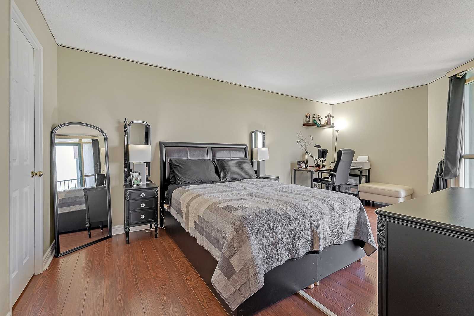 1 cuarto disponible para pareja o persona sola en un lujoso condominio en Kipling y Steeles, Toronto