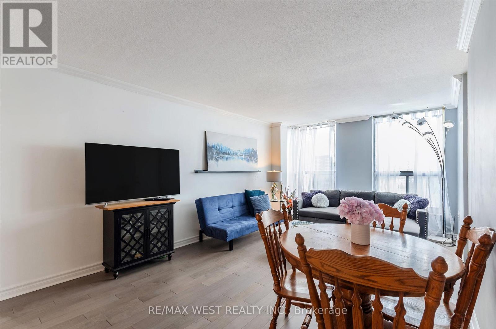 Amplio apartamento de 3 habitaciones cerca del Yorkdale Mall