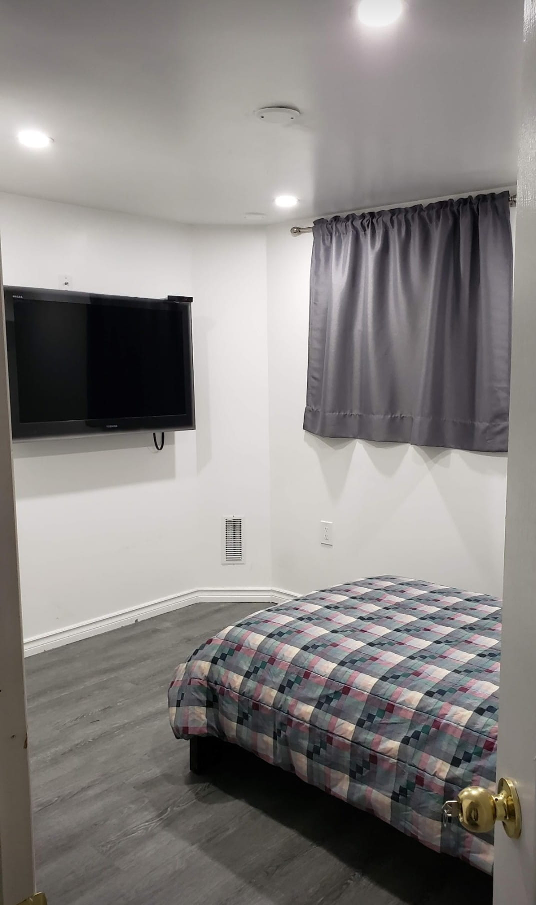 SE RENTA HABITACIÓN AMOBLADA EN BASEMENT