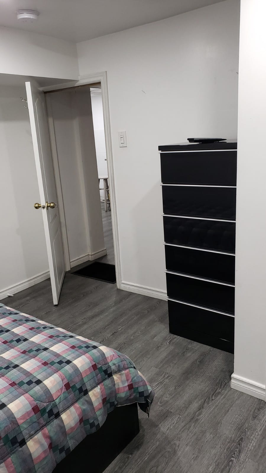 SE RENTA HABITACIÓN AMOBLADA EN BASEMENT