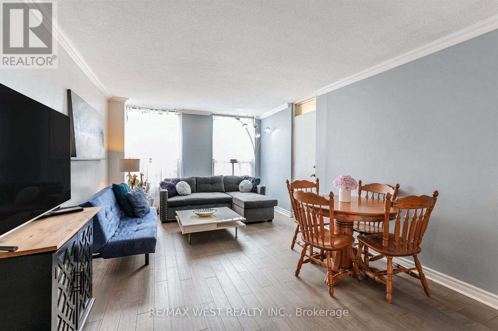 Amplio apartamento de 3 habitaciones cerca del Yorkdale Mall