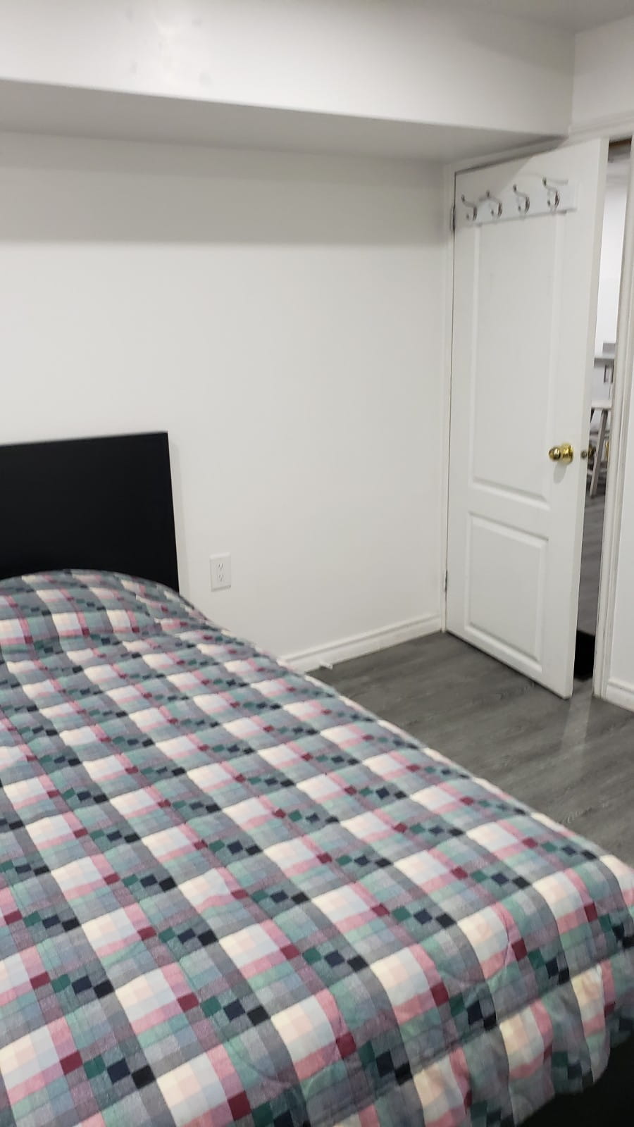 SE RENTA HABITACIÓN AMOBLADA EN BASEMENT