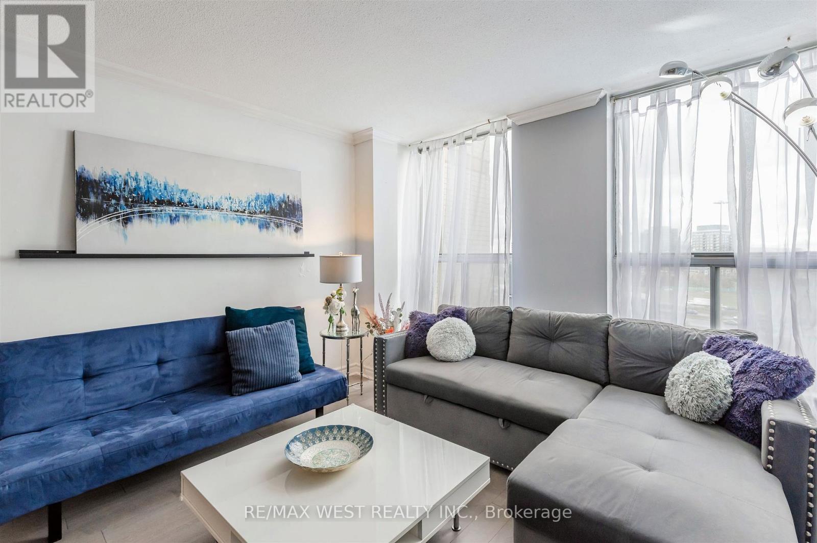 Amplio apartamento de 3 habitaciones cerca del Yorkdale Mall