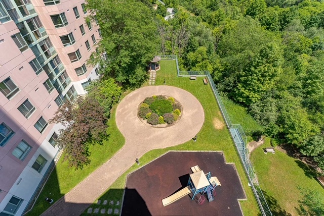 1 cuarto disponible para pareja o persona sola en un lujoso condominio en Kipling y Steeles, Toronto