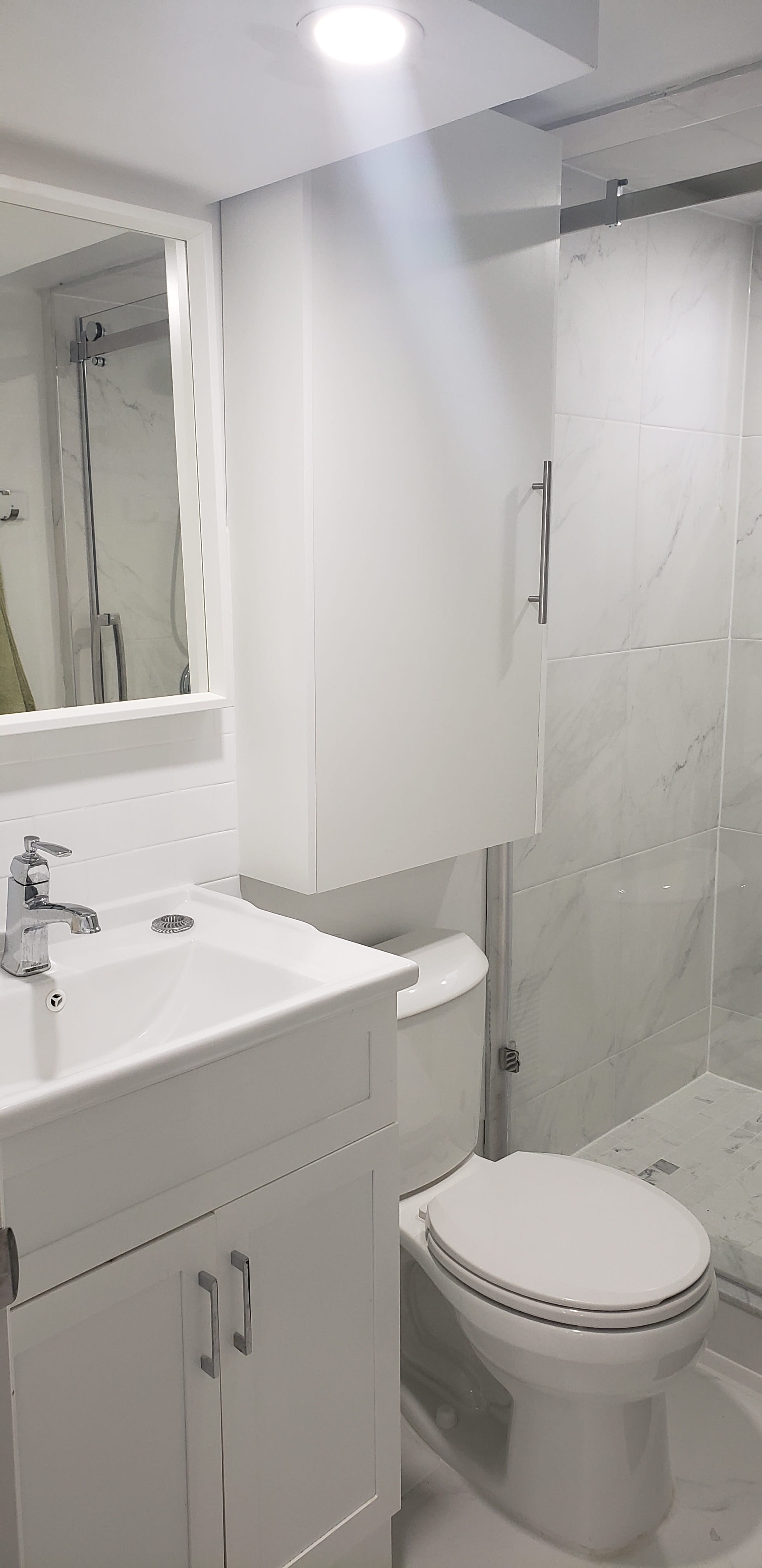 SE RENTA HABITACIÓN AMOBLADA EN BASEMENT